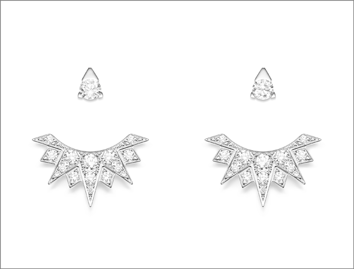 Oro bianco 18K, 3 modi di indossare gli orecchini: solo le borchie, con l’elemento posteriore che ricorda i raggi del Sole o uno e uno in modo asimmetrico. Totale di 32 diamanti taglio brillante (circa 0,75 cara