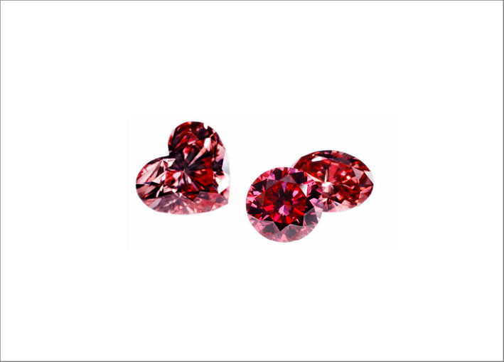 Diamanti rossi Argyle a forma di cuore e Phoenix taglio brillante