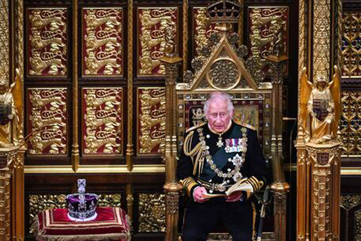 Il principe Carlo al parlamento di Londra. A fianco, la corona 