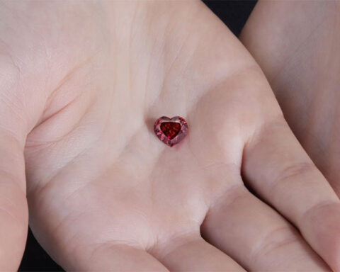 Diamante rosso a forma di cuore di 1,71 carati