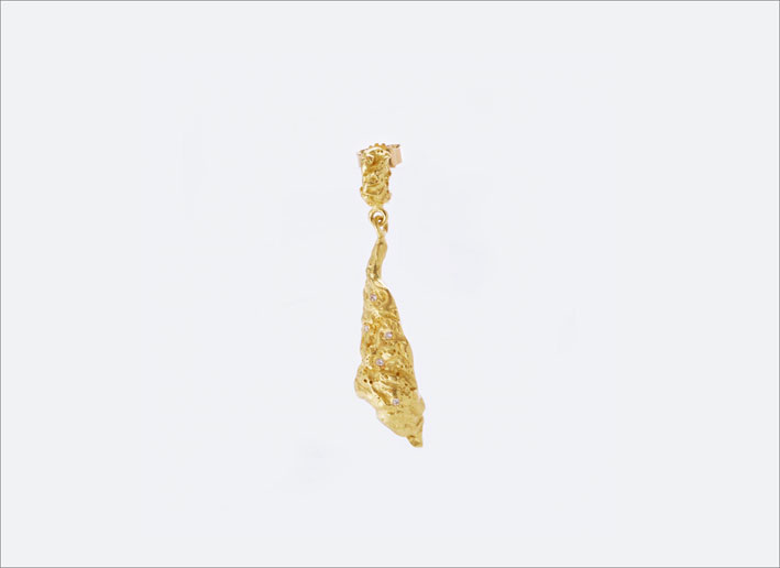 Orecchino singolo in oro riciclato 18 carati con piccoli diamanti