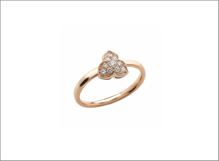 Anello in oro rosa con elemento a forma di trifoglio e diamanti rotondi taglio brillante, colore G, purezza Vvs