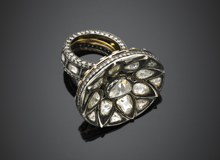 Anello in oro giallo e argento con diamanti irregolari, rifinito sul gambo con diamanti rotondi. Diamante centrale a goccia