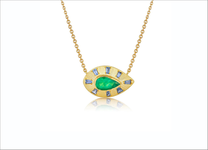 Collana talismano in oro inciso, smeraldo e zaffiri 