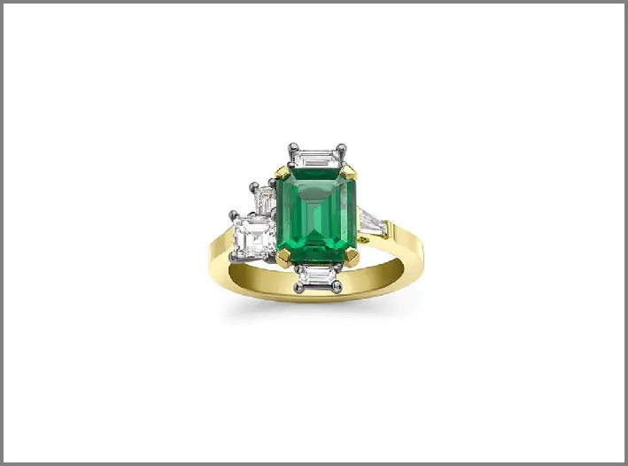 Anello in oro, diamanti di diverso taglio e smeraldo