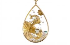 Collana con pendente Carpa Koi, in oro giallo 18 carati, pietra luna, tormalina e diamanti