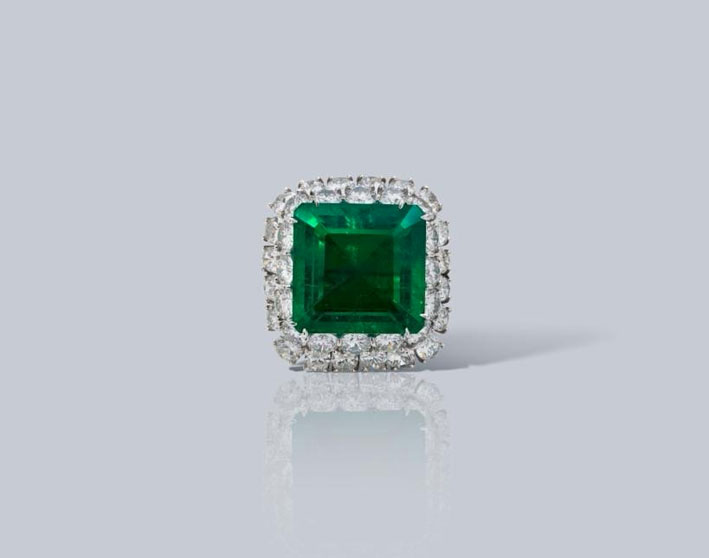 Anello con smeraldo colombiano di 17 carati e diamanti
