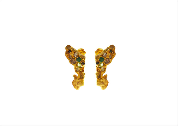 Orecchini in oro 18 carati, smeraldi, peridoto e diamanti fancy