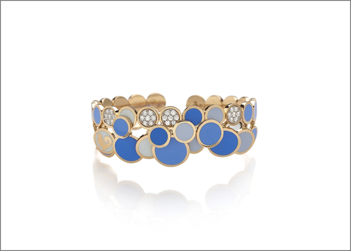 Bracciale della collezione Pailettes in oro rosa, diamanti e smalto azzurro Capri