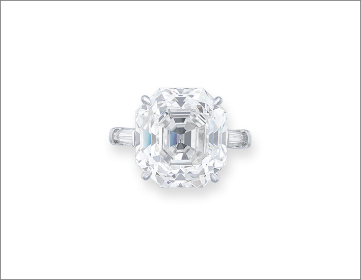 Diamante incolore, impeccabile, con taglio rettangolare a gradino da 17,95 carati
