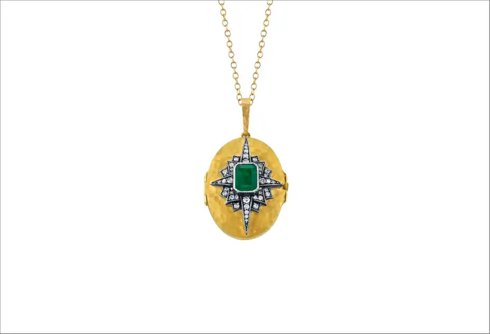 Medaglione ovale martellato con dettaglio starburst di smeraldi e diamanti in oro 22k e argento ossidato