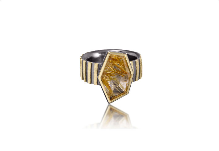 Anello della collezione Stripe in oro 18 carati, argento ossidato e quarzo rutilato