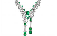 Un particolare della collana di smeraldi e diamanti Gharial