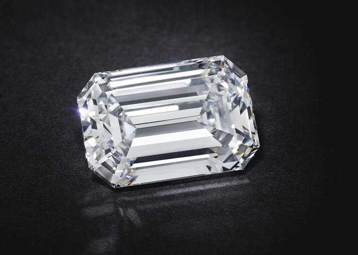 Diamante taglio smeraldo di 28,86 carati, montato su platino