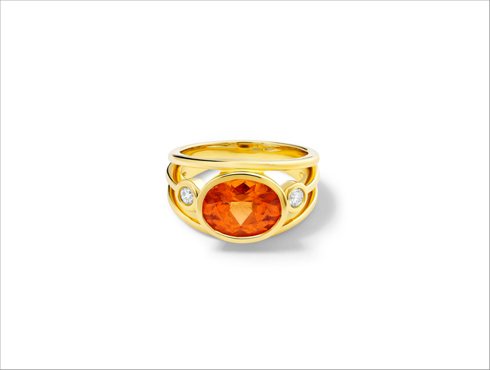 Anello in oro giallo 18 carati con una spessartite ovale del Kenya di 4,33 carati e diamanti