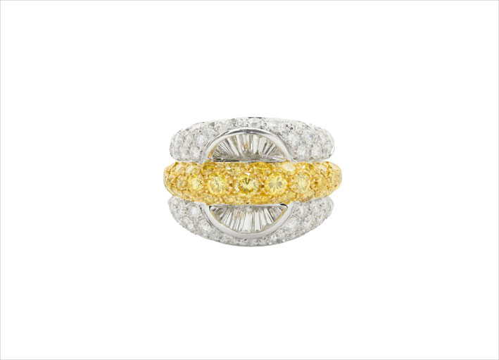 Anello in oro 18 carati con diamanti bianchi e gialli