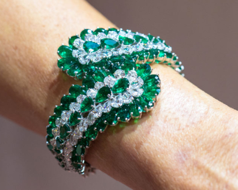 Bracciale con diamanti per 24 carati e smeraldi per 47 carati. Copyright: gioiellis.com