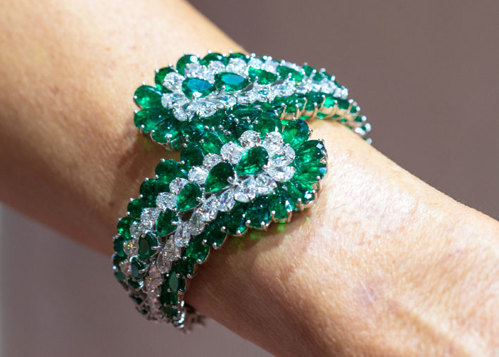 Bracciale con diamanti per 24 carati e smeraldi per 47 carati. Copyright: gioiellis.com