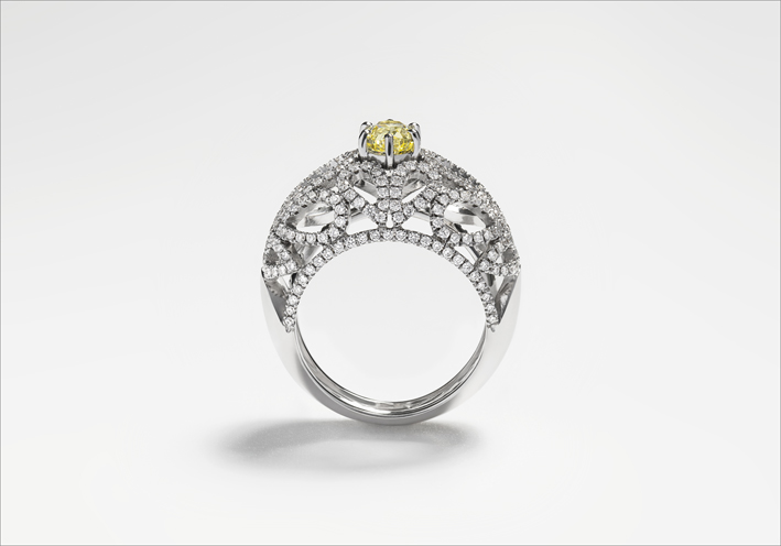 Anello con un diamante fancy yellow al centro e  244 diamanti bianchi
