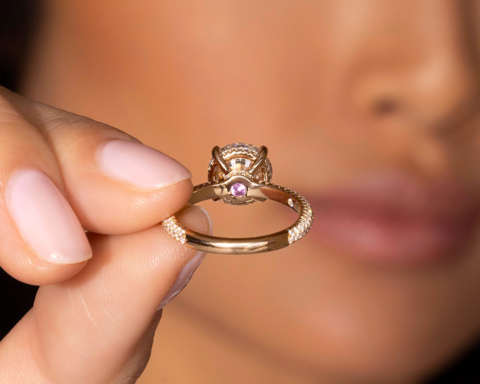 Anello di Jean Dousset. All'interno la pietra di colore (a scelta) che è la firma della Maison