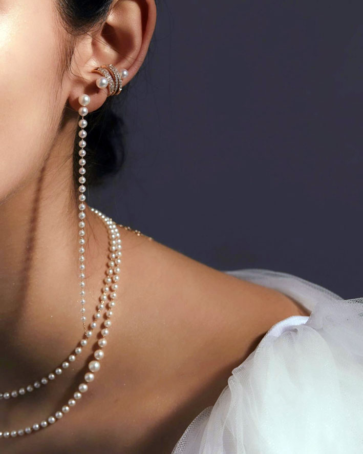Collana e orecchini con cascata di perle indossati