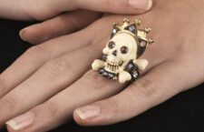 Anello Memento mori, in oro giallo, smalto e diamanti