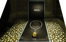 La collana con il diamante giallo da 128,54 carati