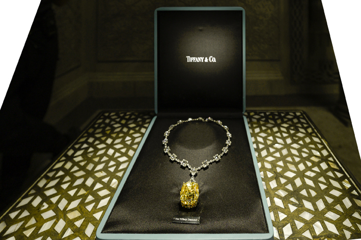 La collana con il diamante giallo da 128,54 carati