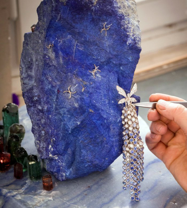 Posizionamento della clip Palmyre con diamanti e zaffiri sulla roccia di lapislazzulo