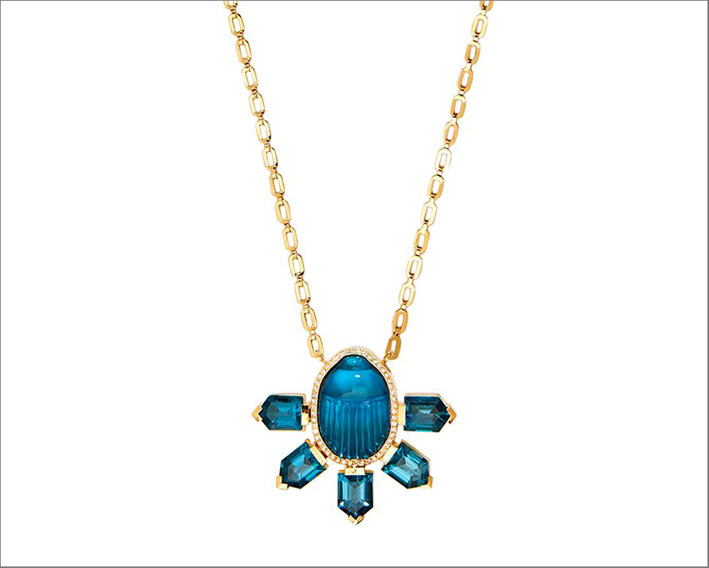 Collana in oro 14 carati con scarabeo intagliato in callcedonio, diamanti e topazi blu