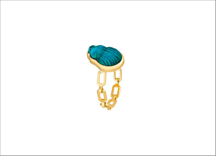 Anello in oro 14 carati con scarabeo intagliato in callcedonio, diamanti  