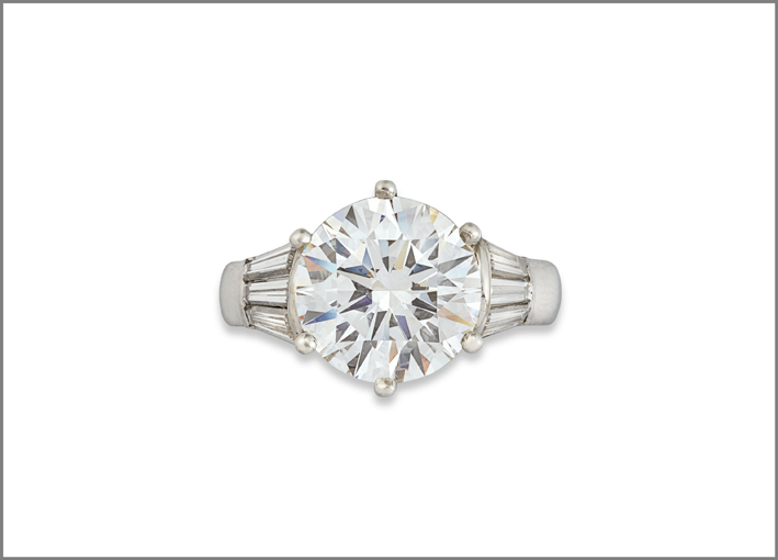 Anello con diamante taglio brillante di 5,07 carati e diamanti baguette