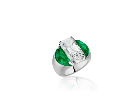 Anello Moon con smeraldi colombiani per 11,34 carati e un diamante taglio smeraldo di 9,88 carati