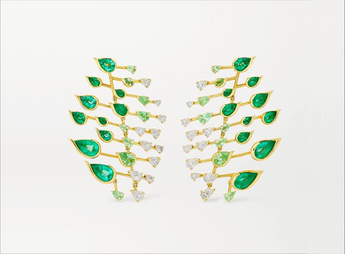 Orecchini Flare in oro 18 carati con smeraldi e tormalina 