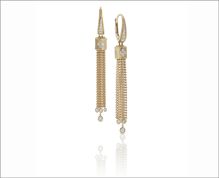 Yellow gold tassel earrings with satinized finish and white diamonds
