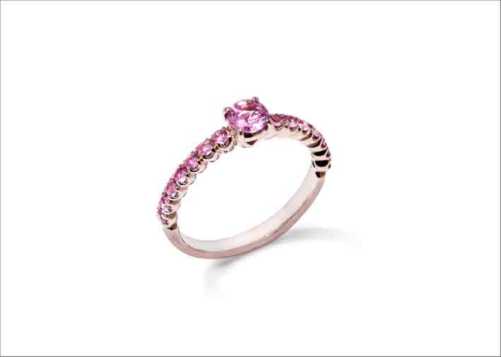 Anello della collezione Archetti in oro rosa e zaffiri rosa