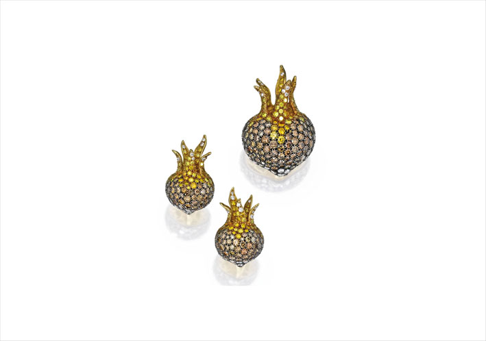Set di orecchini e spilla a forma di nespola in oro e diamanti fancy