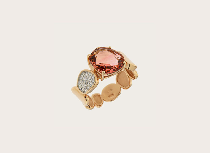 Anello in oro rosa con tormalina rosa e diamanti della collezione Pavé
