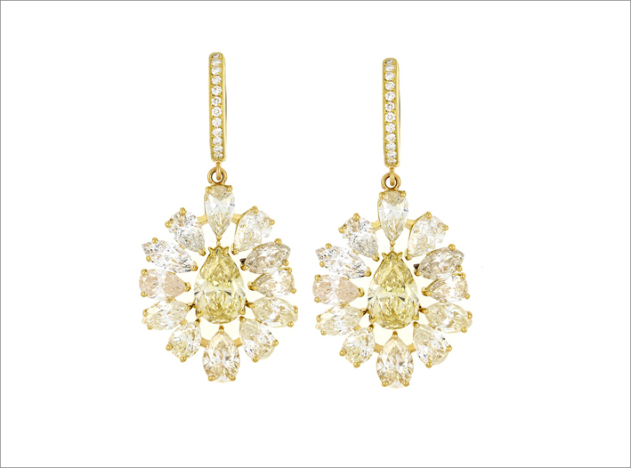 Orecchini in oro giallo 18 carati con diamanti centrali fancy light brownish yellow per un totale di 4,31 carati, contornati da diamanti navette