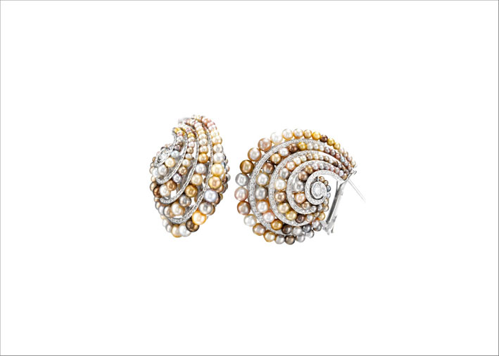 Orecchini con perle naturali montate a forma di conchiglia
