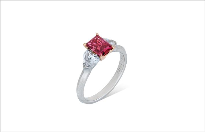 Anello di Graff con diamante rosso-viola e diamanti bianchi