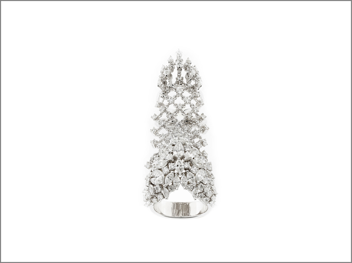 Anello con diamanti a doppia falange della collezione Chevalier di Yeprem