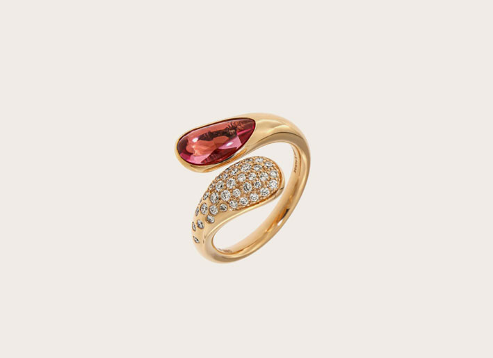 Anello della collezione Lacrima in oro rosa, diamanti e tormalina rosa