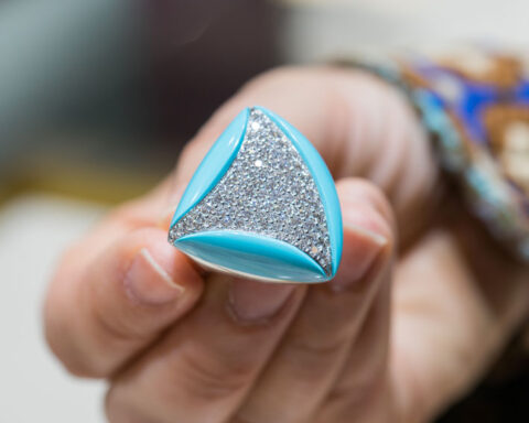 Anello in oro bianco, ceramica turchese, diamanti. Copyright: gioiellis.com