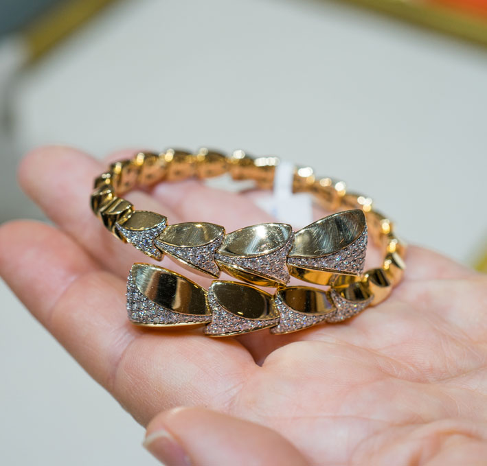 I contrasti di Damaso 2 Bracciale della collezione Atenea in oro giallo e diamanti