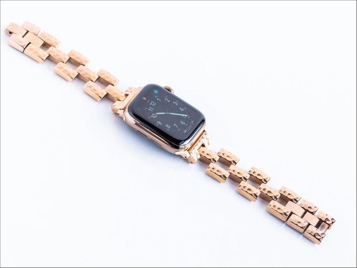 Apple Watch con cinturino in acciaio placcato oro rosa 