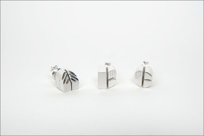Tre anelli in argento della serie Bauhaus Alphabet