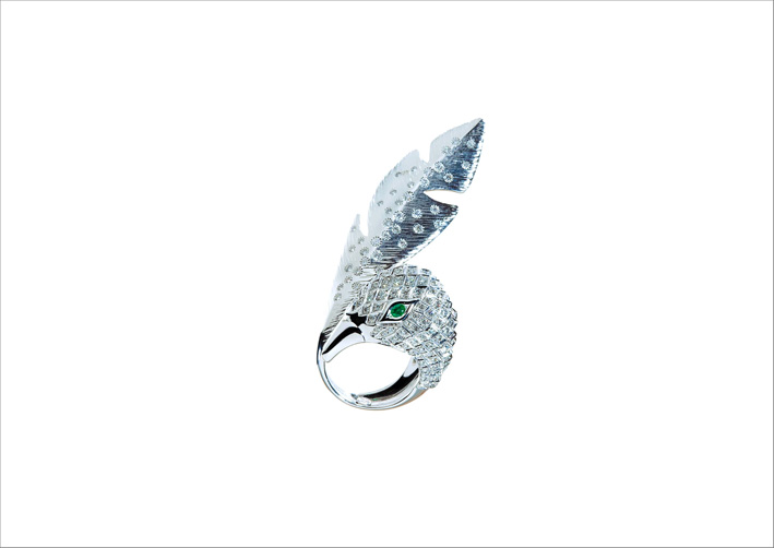 Alta gioielleria: anello Feather in oro bianco 18 carati, diamanti e smeraldi. Realizzato a Parigi