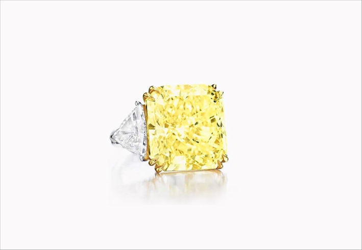 Anello con diamanti fancy yellow di 10,21 carati e diamanti bianchi triangolari