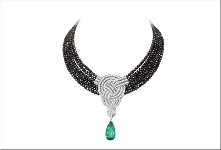 Collana Entaglement con diamanti bianchi e neri, smeraldo a goccia disegnata per Garrard 